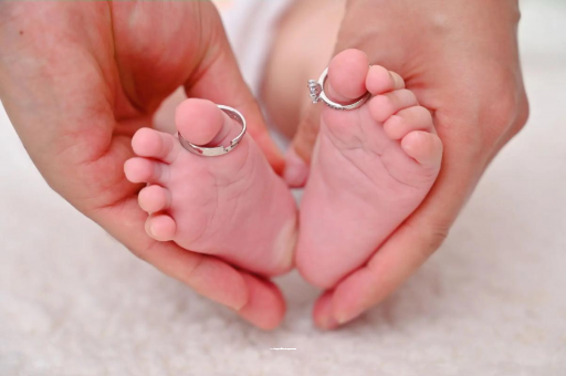 广州代怀试管生子宝宝打喷嚏发烧