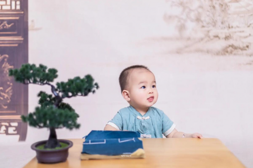 广州代怀试管生子满月宝宝放屁臭